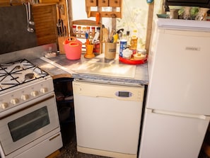 Een koelkast, een magnetron, een oven, een kookplaat