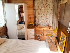 2 slaapkamers, een strijkplank/strijkijzer, reisbedje, gratis wifi