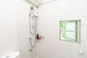 Bathroom shower - Ze Residence Bang Aor (Bangkok)