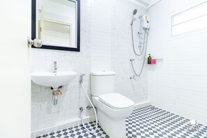 Superior Triple Room | Bathroom | Shower, free toiletries, towels, soap