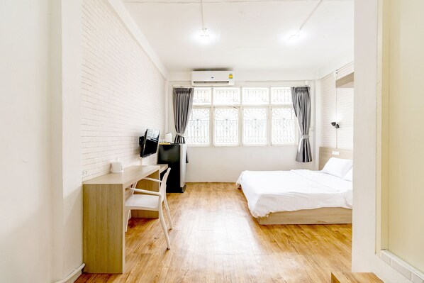 1 bedroom, desk, free WiFi, bed sheets