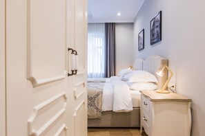Habitación con 2 camas individuales, 1 cama doble | Ropa de cama de alta calidad, minibar, caja fuerte y escritorio