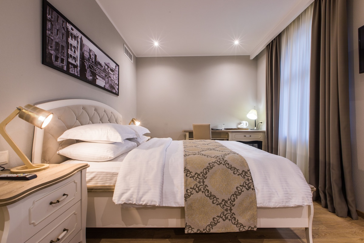 Hochwertige Bettwaren, Minibar, Zimmersafe, Schreibtisch