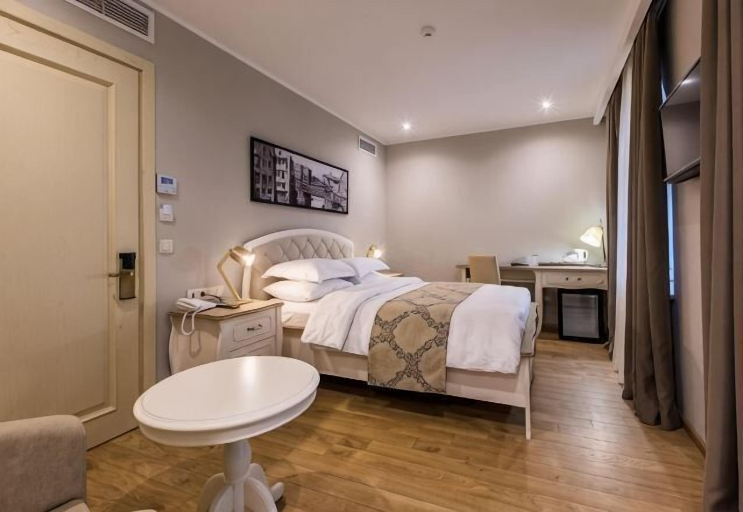 Ropa de cama de alta calidad, minibar, caja fuerte y escritorio