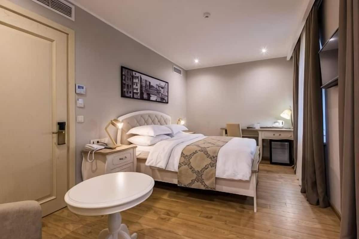 Luxe beddengoed, een minibar, een kluis op de kamer, een bureau