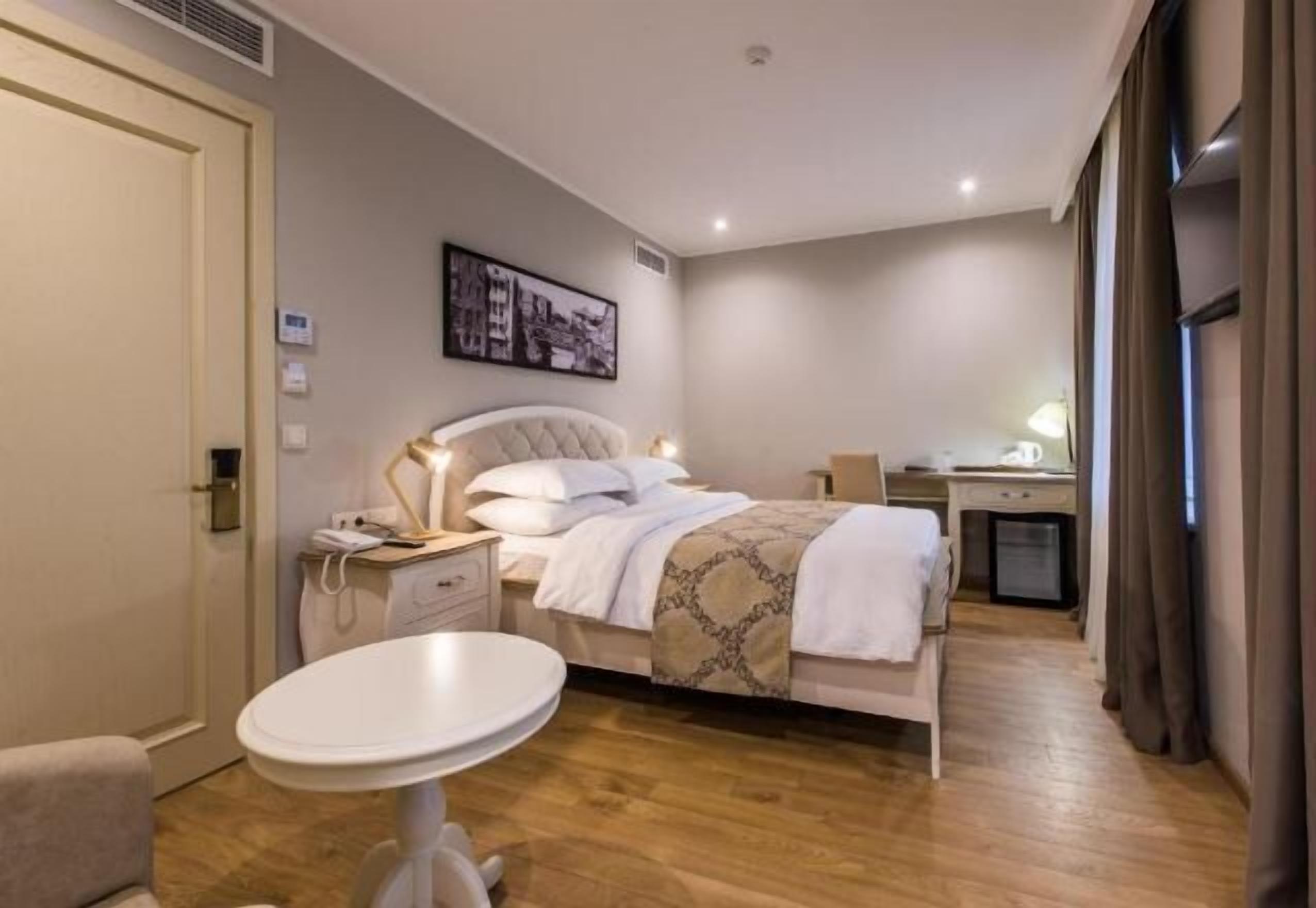 高級寢具、迷你吧、客房內保險箱、書桌