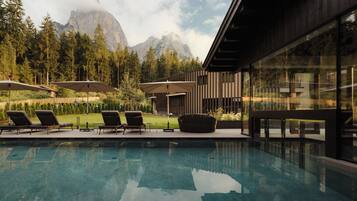 Innenpool, Außenpool, Liegestühle