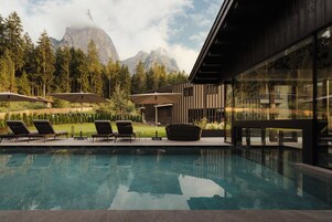 室内游泳池，室外游泳池，日光浴躺椅