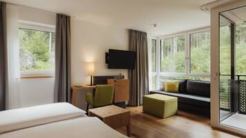 Triple Room | 1 bedroom, hypo-allergenic bedding, in-room safe, desk