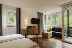 Habitación triple | 1 dormitorio, ropa de cama hipoalergénica, caja fuerte y escritorio