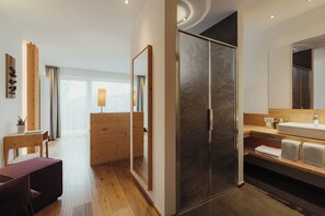 Chambre double ou avec lits jumeaux | Salle de bain | Douche, articles de toilette (gratuits), séchoir à cheveux, peignoirs