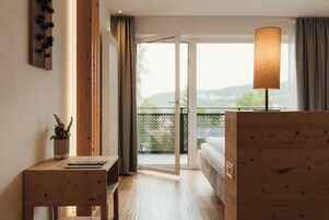 双人房或双床房 | 1 多间卧室、防过敏的被褥、客房内保险箱、办公桌