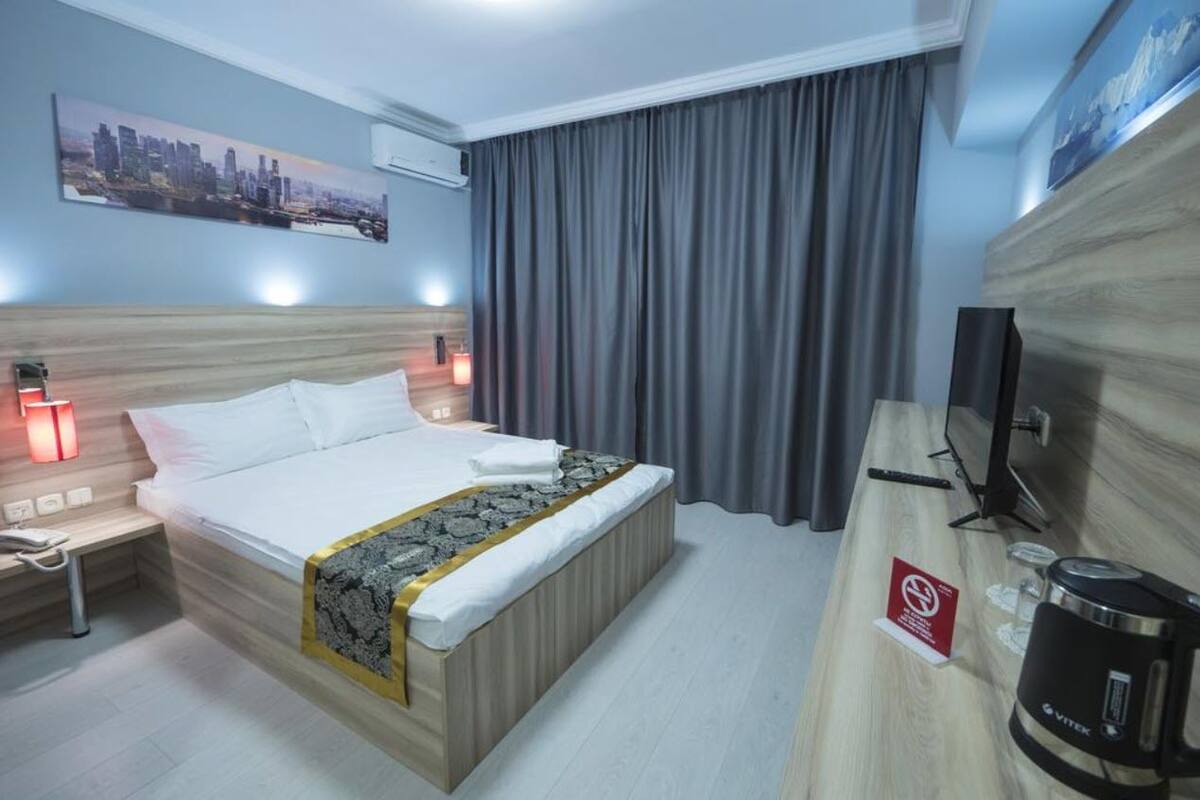 Iron/ironing board, bed sheets