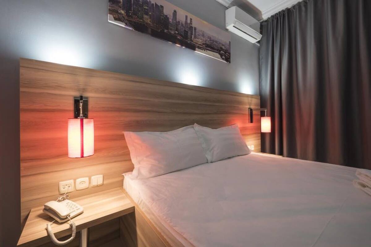 Deluxe Double Room, Balcony | Iron/ironing board, bed sheets