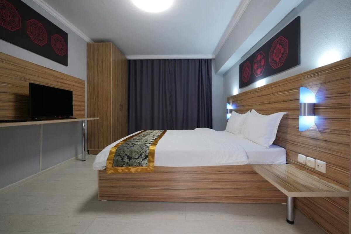 Deluxe Apartment | Iron/ironing board, bed sheets