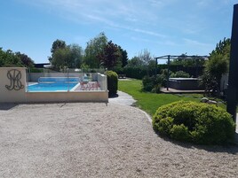Una piscina al aire libre de temporada (de 16:00 a 20:00), sombrillas
