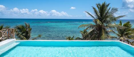 Una piscina in terrazza