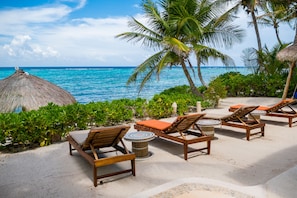 Property grounds - Beachfront Villa Akumal Sunset is the perfect family vacation villa! (Akumal)