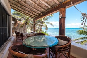 Outdoor dining - Beachfront Villa Akumal Sunset is the perfect family vacation villa! (Akumal)
