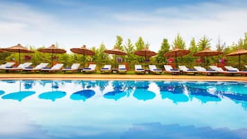 Superior-rum - tillgång till pool - vid poolen | Utomhuspool | En säsongsöppen utomhuspool, parasoller och solstolar