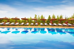 Chambre supérieure, accès à la piscine, au bord de la piscine | Piscine extérieure | Piscine extérieure en saison, accès possible de 8 h à 20 h, parasols