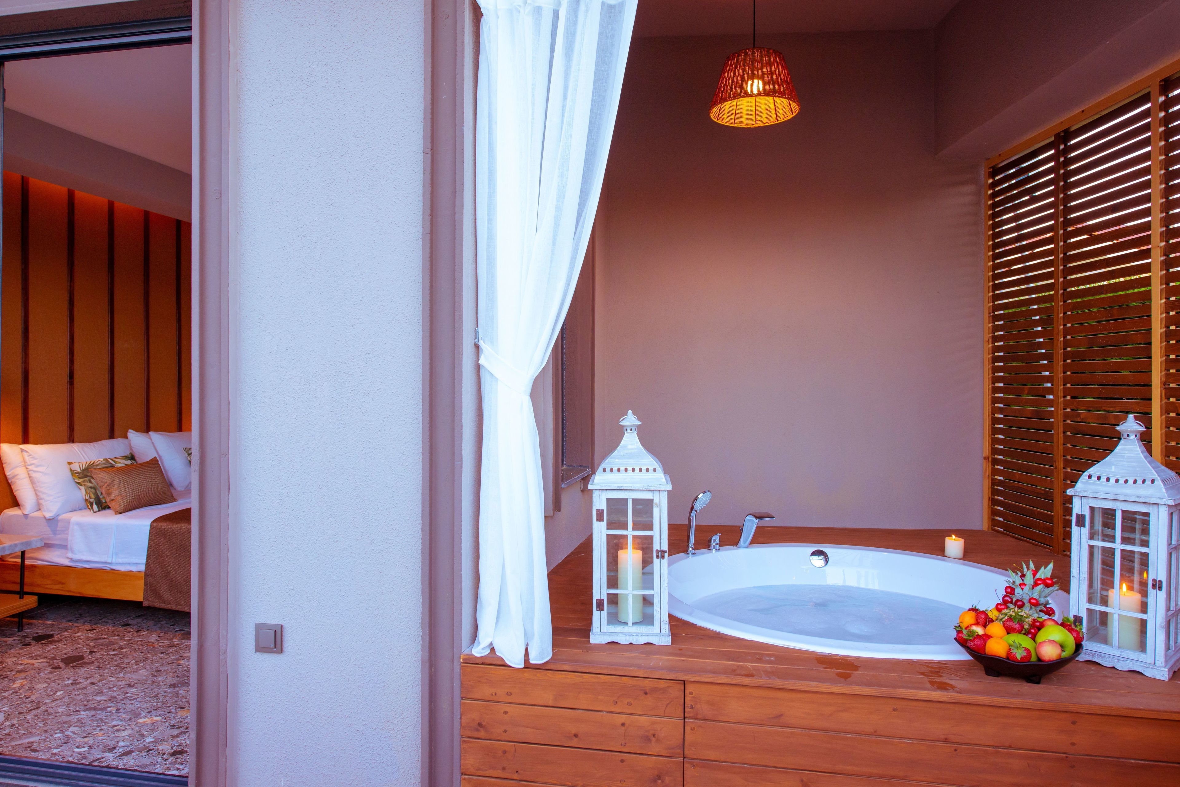 honeymoon room, 1 double bed, jetted tub, poolside | premium bedding, free minibar items, in-room safe, desk