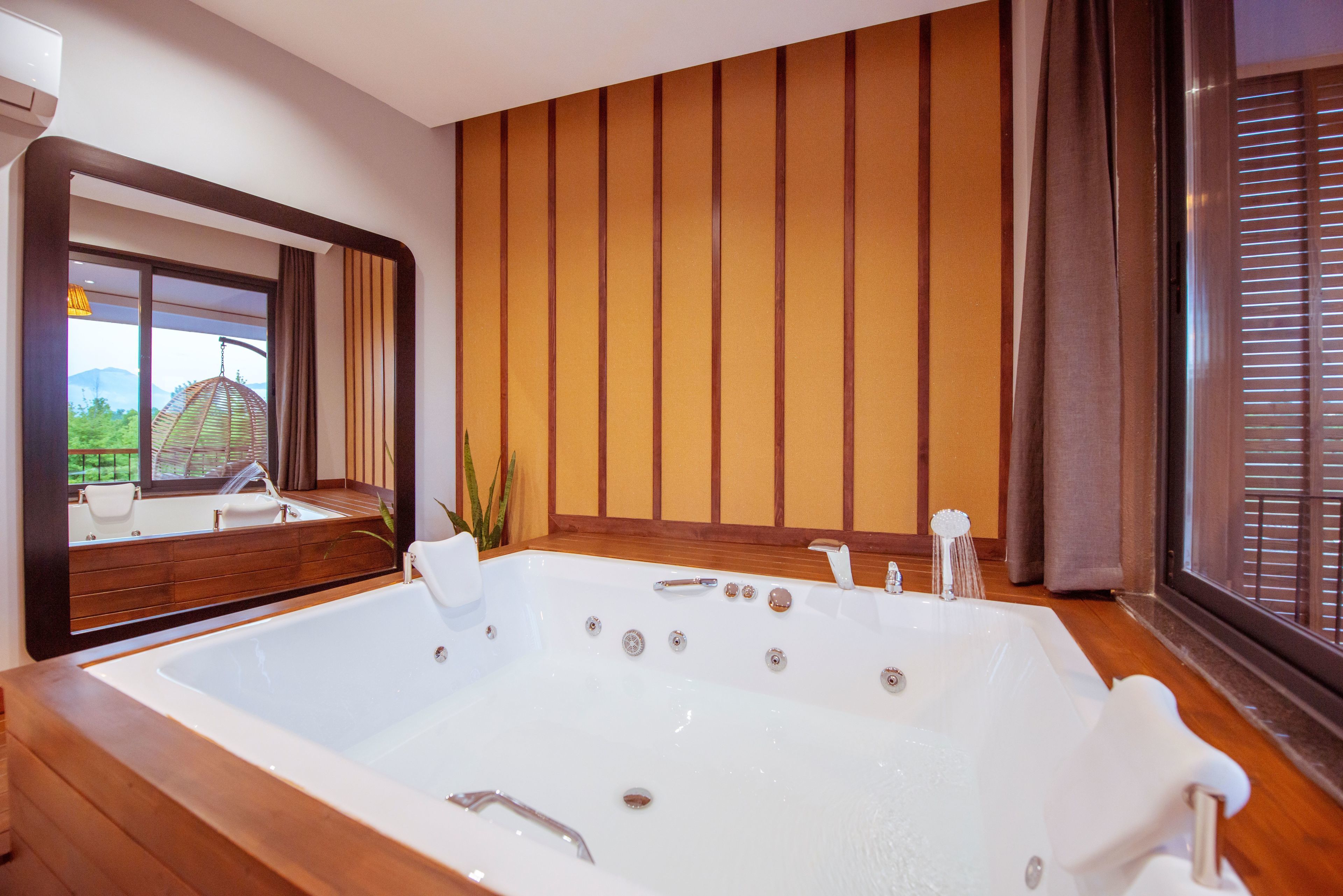 deluxe room, jetted tub, pool view | jetted bathtub