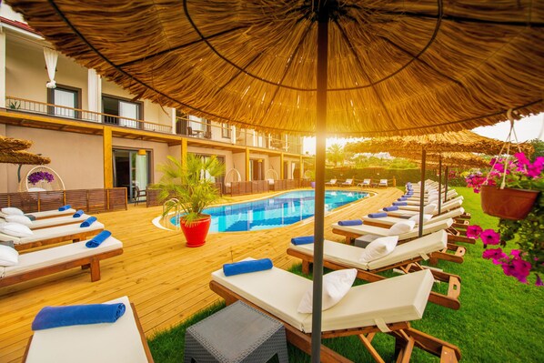 Piscine extérieure en saison, accès possible de 8 h à 20 h, parasols