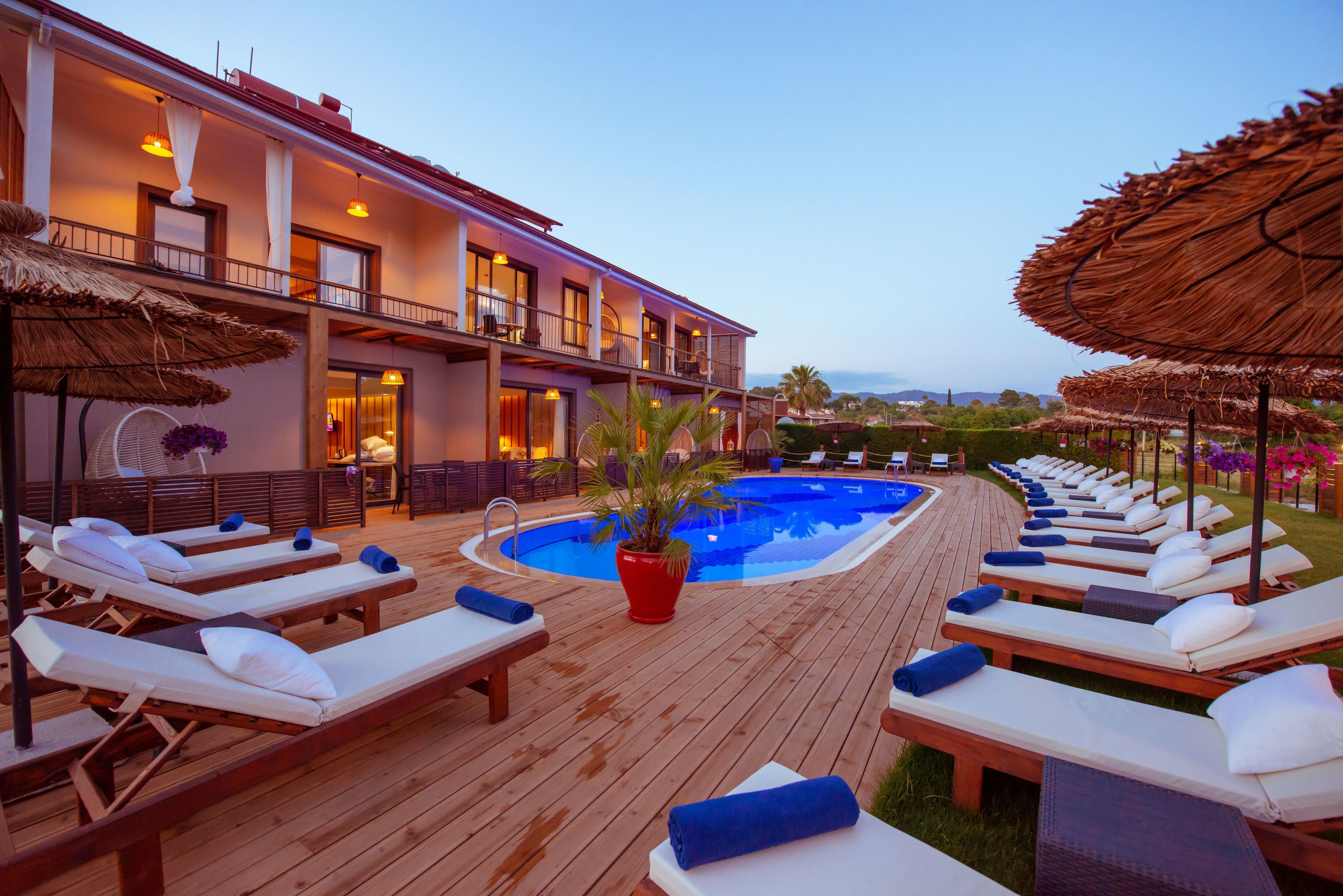 Una piscina al aire libre de temporada (de 08:00 a 20:00), sombrillas