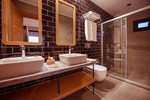 Deluxe-værelse - boblebad - udsigt til pool | Faciliteter på badeværelset | Bruser, brusehoved med hydromassage, designertoiletartikler, hårtørrer