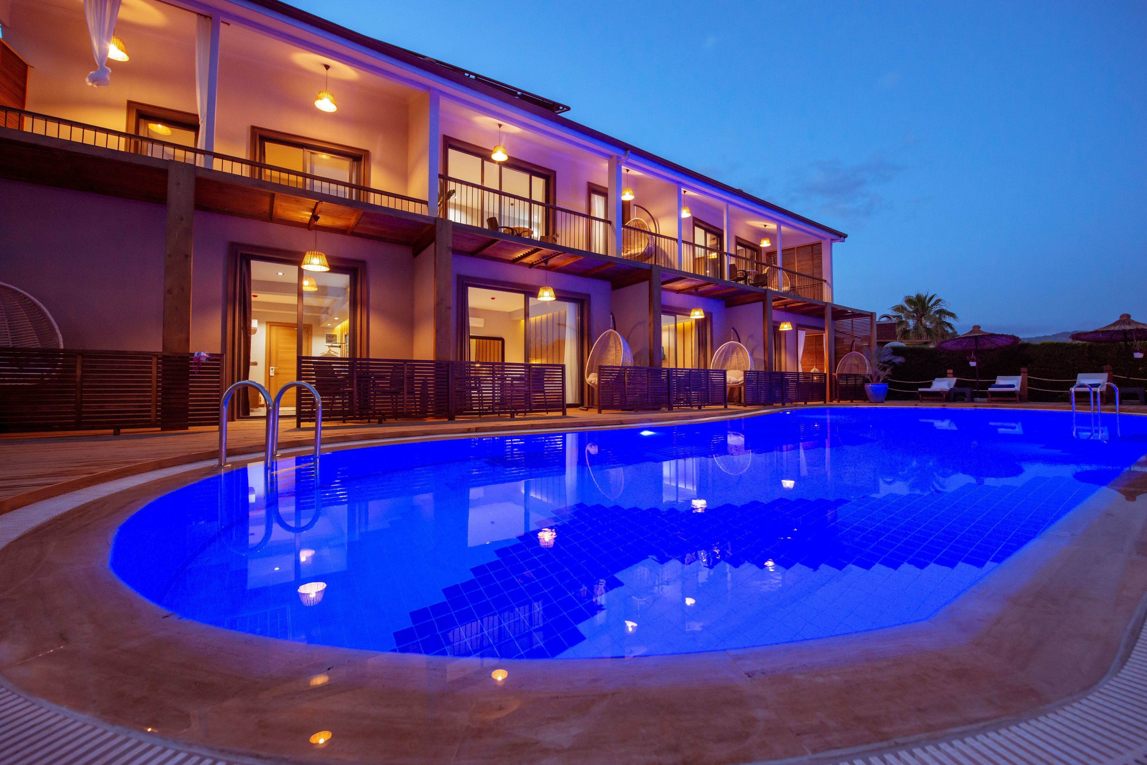 seasonal outdoor pool, open 8:00 am to 8:00 pm, pool umbrellas