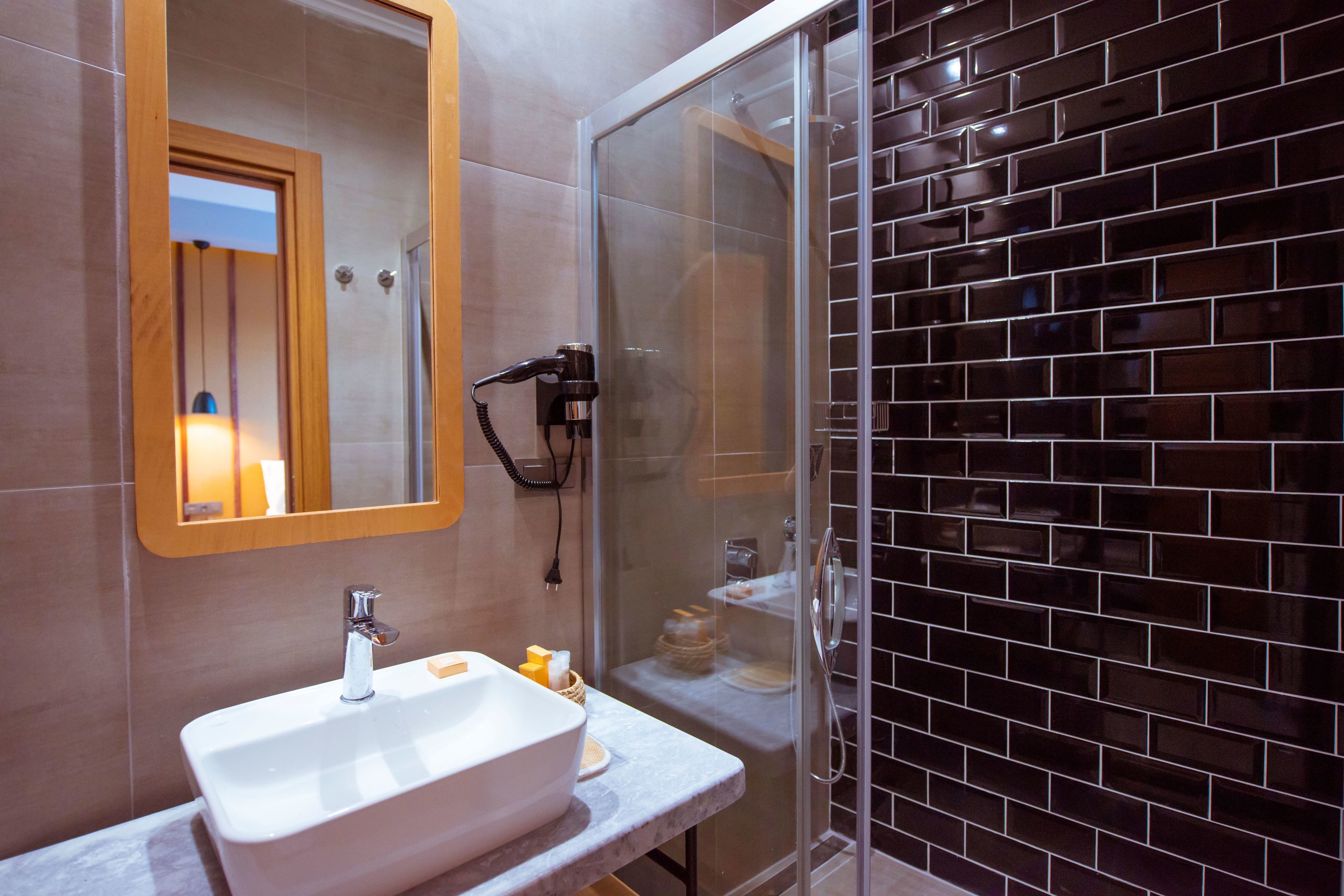 honeymoon room, 1 double bed, jetted tub, poolside | bathroom shower