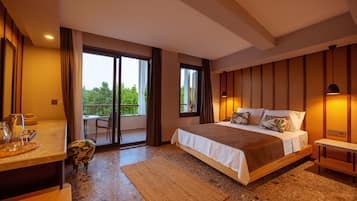 Deluxe-rum - bubbelbad - utsikt mot poolen | Sängtillbehör av högsta kvalitet och minibar med vissa gratis produkter