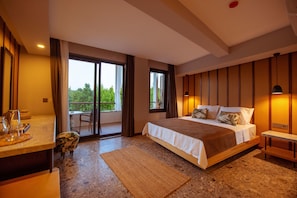 Chambre Deluxe, baignoire à jets, vue sur la piscine | 1 chambre, literie de qualité
