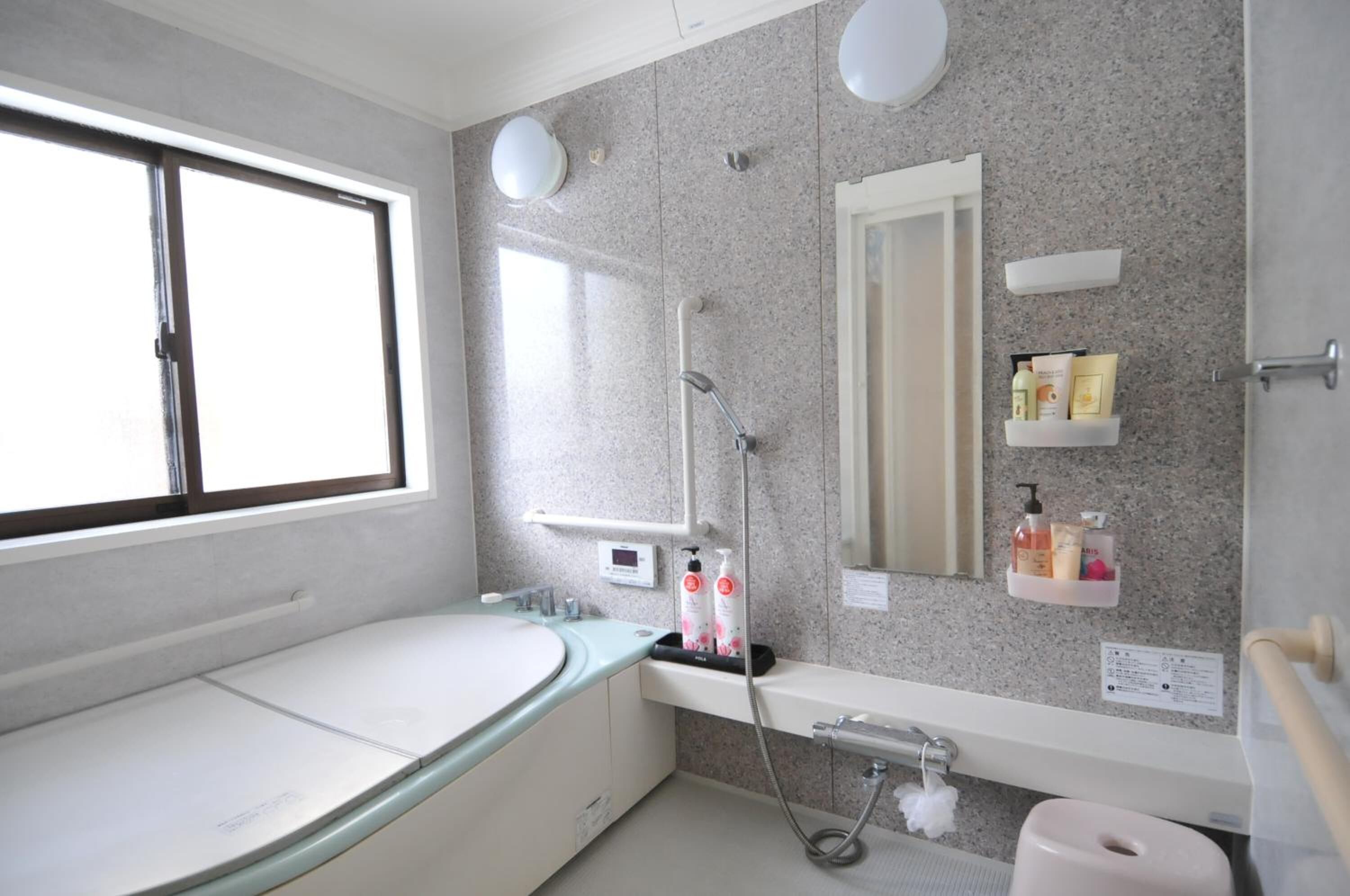 Kombinasi shower/bathtub, bathtub besar,  dan perlengkapan mandi gratis