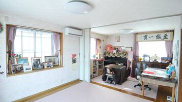 Dreibettzimmer, Gemeinschaftsbad (with Futon Mat)