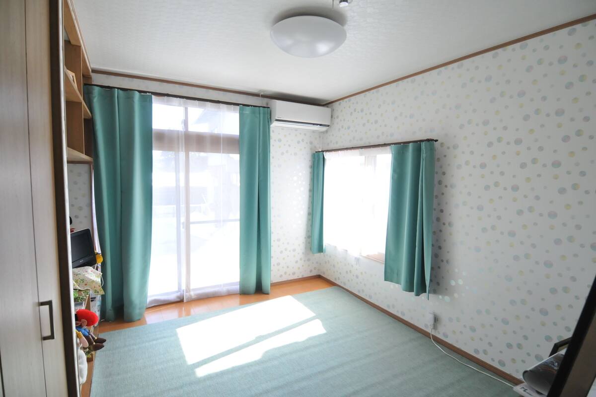 Twin Room with Futon Mat and Shared Bathroom | Minibar, in-room safe, desk, laptop workspace