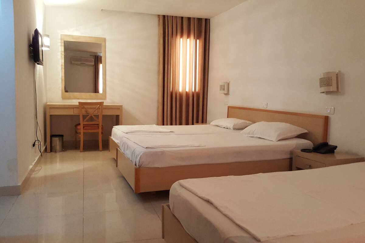 Triple Room | Langsir/tirai gelap terus, katil bayi/kot (percuma), Wi-fi percuma 