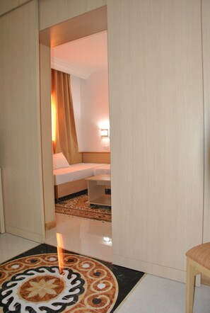 بديكورات فريدة لكل غرفة وطراز فريد لكل وحدة وستائر تعتيم