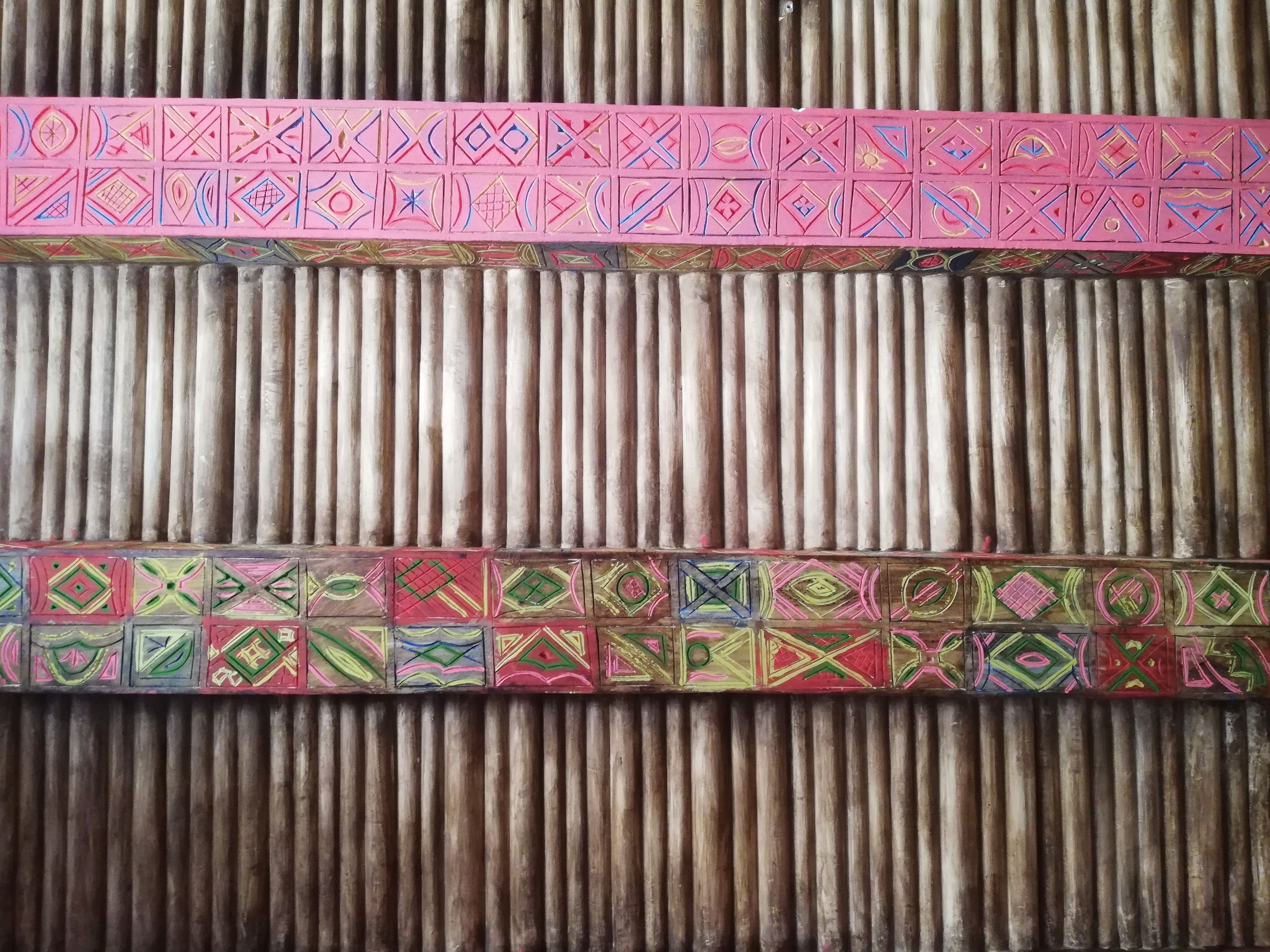 Pared de bambú con coloridos diseños geométricos.
