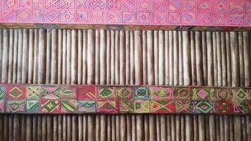 Pared de bambú con coloridos diseños geométricos.