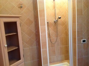 Basic Single Room, Hill View (Lobau) | Bathroom | Shower, bidet, soap, shampoo - Agriturismo Ai Gradoni (Teolo)