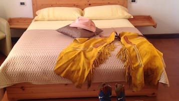 Escritorio, espacio para trabajar con laptop y cortinas blackout