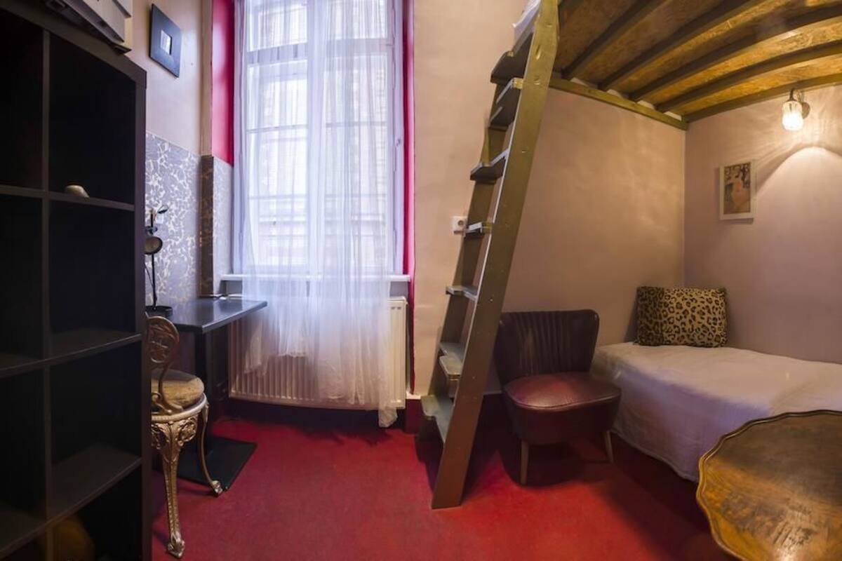Decoración personalizada, muebles diferentes y wifi gratis