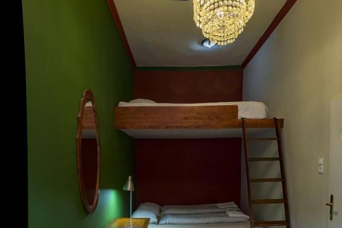 Decoración personalizada, muebles diferentes y wifi gratis
