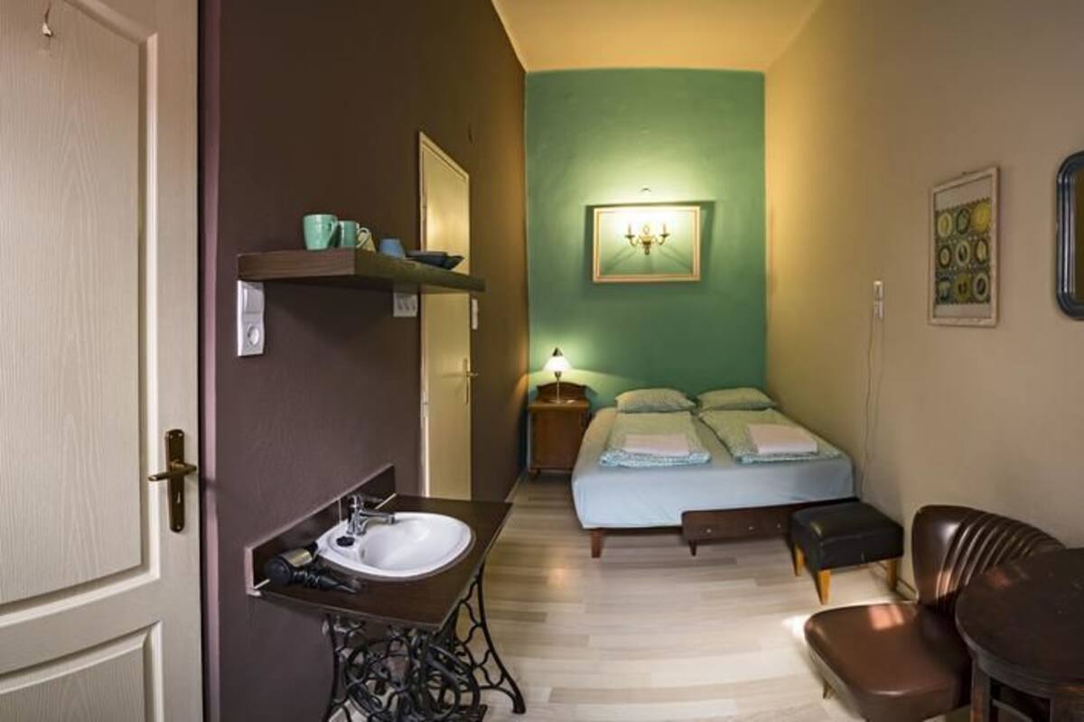 Decoración personalizada, muebles diferentes y wifi gratis