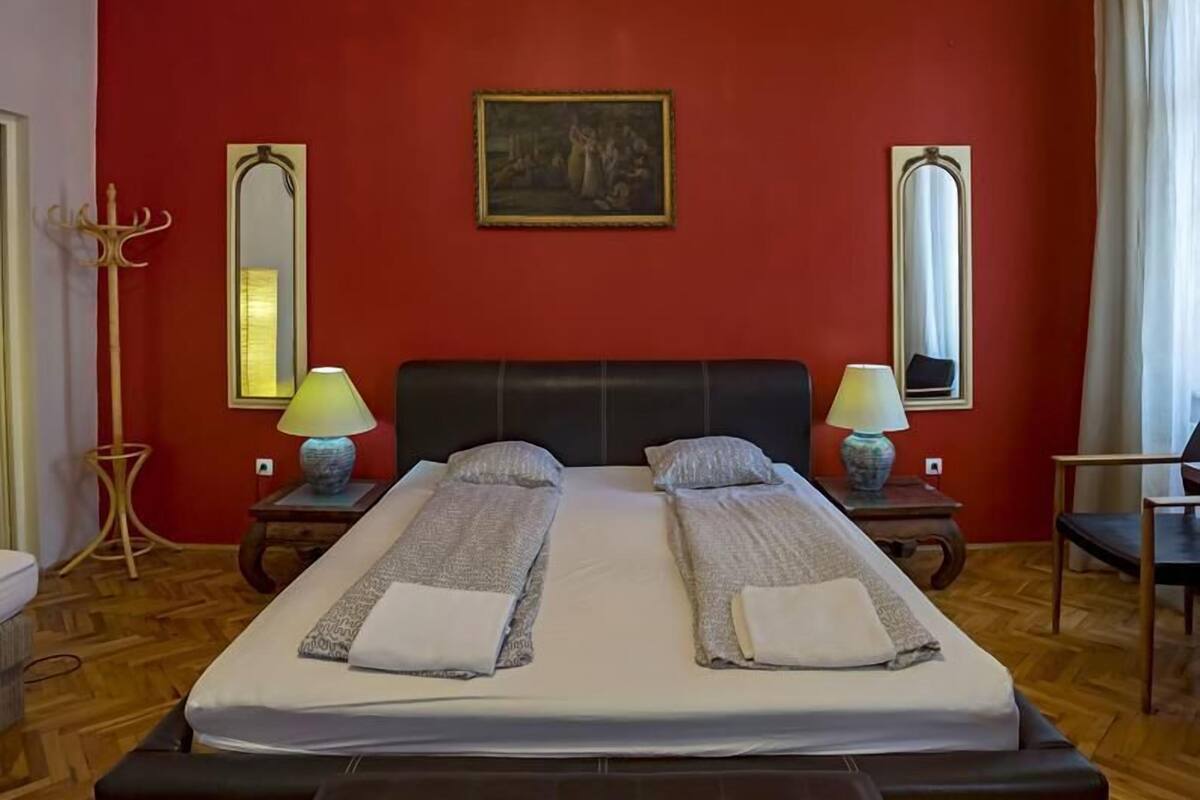 Decoración personalizada, muebles diferentes y wifi gratis
