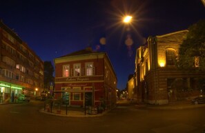 Fachada de la propiedad por la tarde o noche