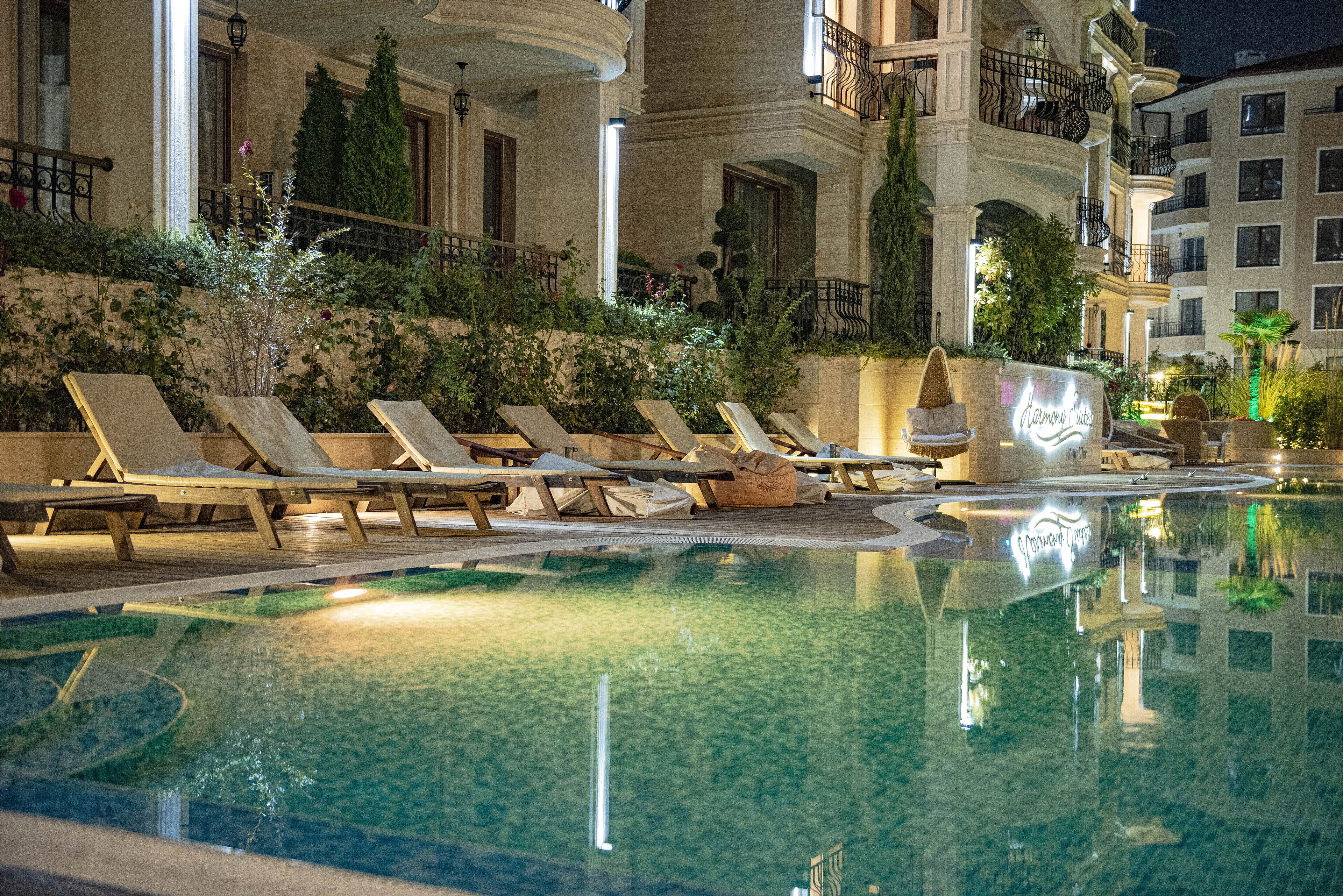 Hồ bơi ngoài trời phục vụ theo mùa 