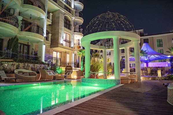 Seasonal outdoor pool
